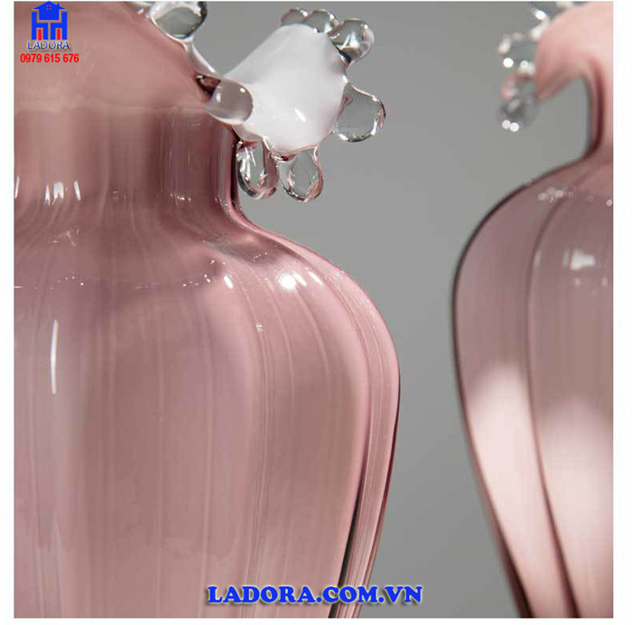 Sự sang trọng và tinh xảo trong từng chi tiết của lọ hoa