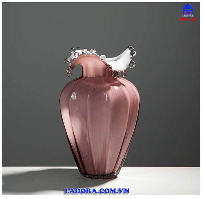 Lọ hoa với chất liệu thủy tinh được chế tác tỷ mỷ tài tình