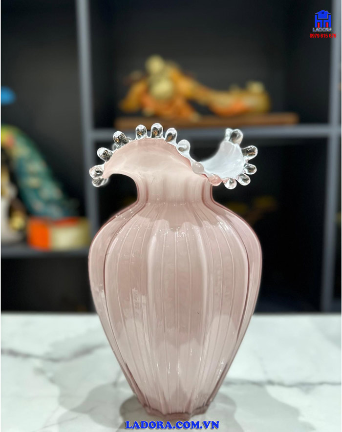 lọ hoa với vẻ ngoài độc đáo