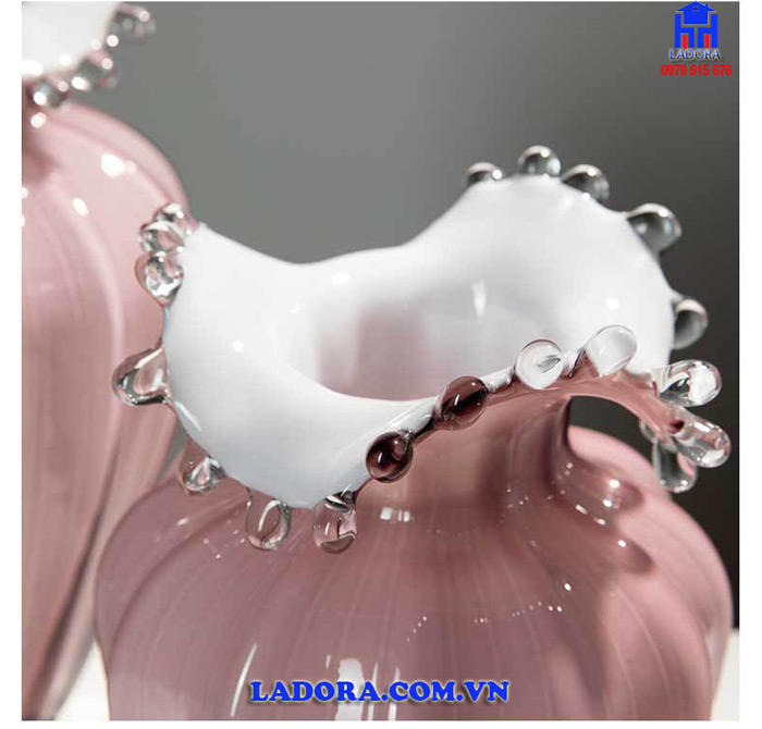 Sự sang trọng và tinh xảo trong từng chi tiết của lọ hoa