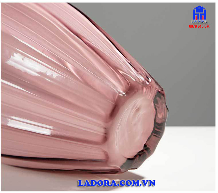 Sự sang trọng và tinh xảo trong từng chi tiết của lọ hoa