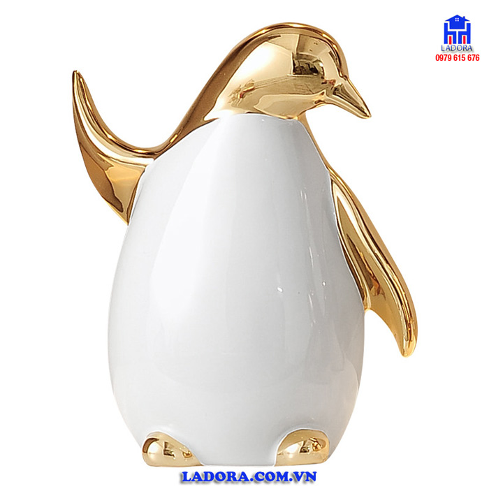 Tượng chim cánh cụt tại Ladora Shop