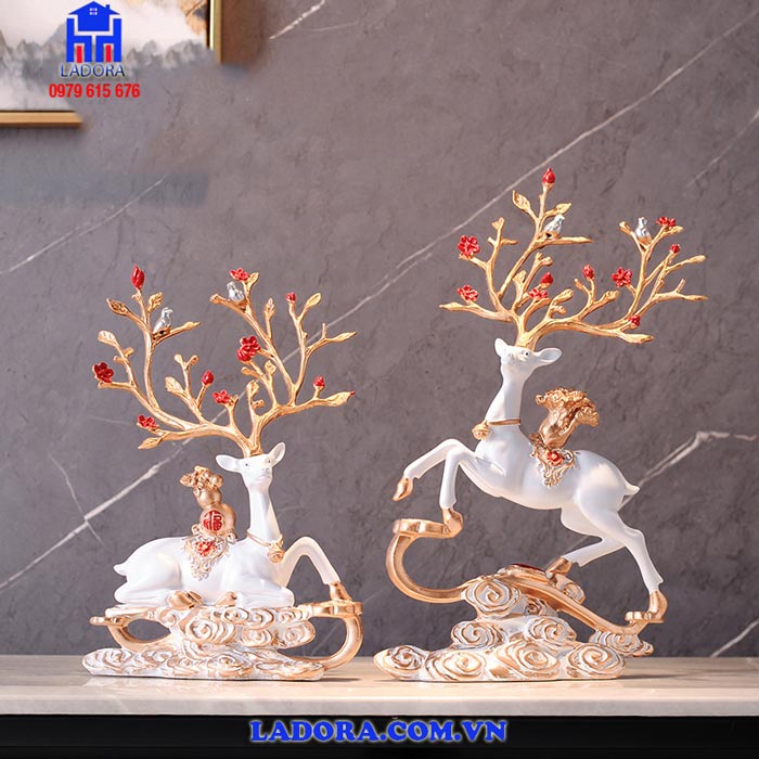 Tượng đôi hươu màu trắng tại Ladora