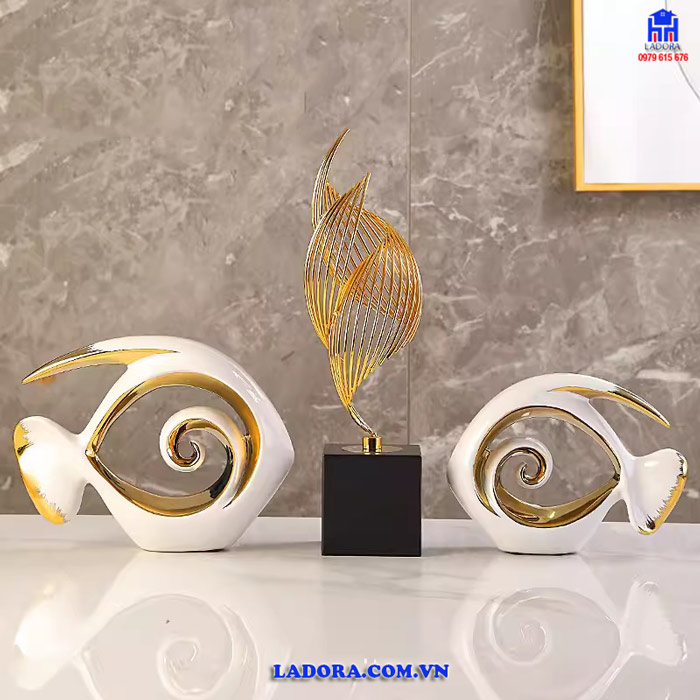 Tượng đôi cá kết hợp decor ngọn lửa trang trí phòng khách