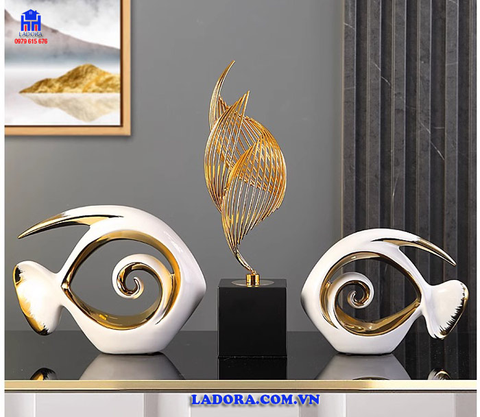 Tượng đôi cá kết hợp với các đồ decor khách