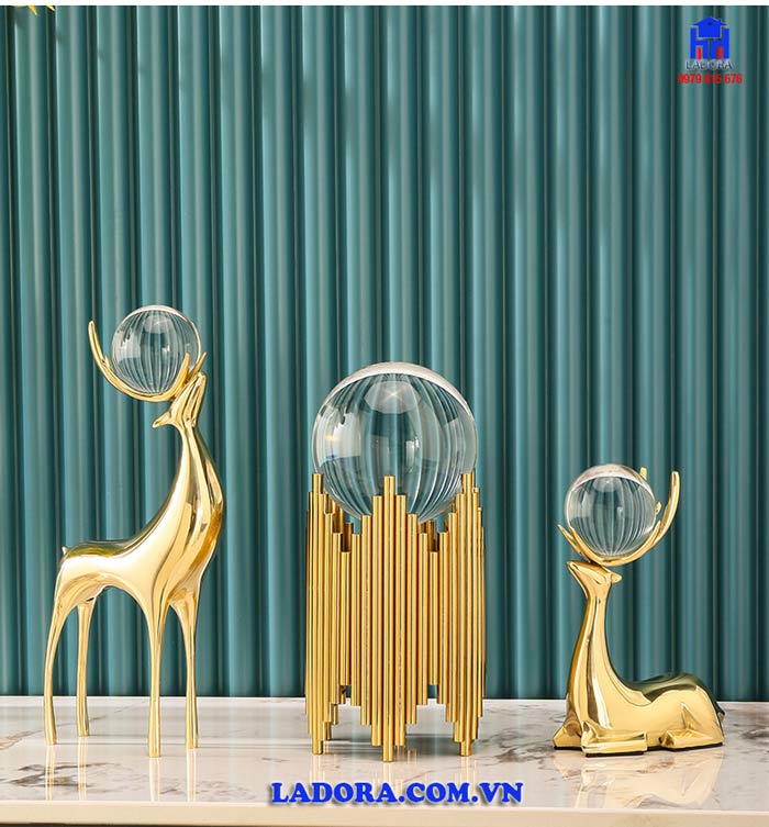 Tượng hươu kết hợp với quả cầu thủy tinh phong thủy