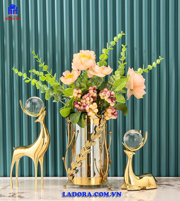 Tượng hươu trang trí cùng lọ hoa