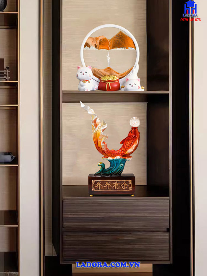 trang trí tượng cá Koi trong phòng khách