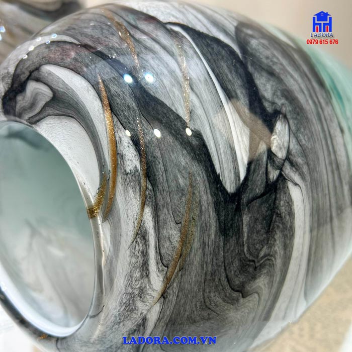 Hình ảnh chi tiết trên bình hoa thủy tinh