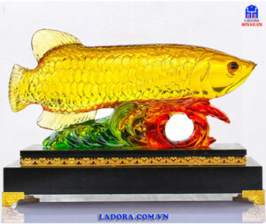 Tượng trang trí cá rồng đem đến thịnh vượng