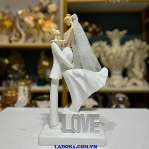 Tượng cô dâu chú rể trang trí trong phòng ngủ phòng khách