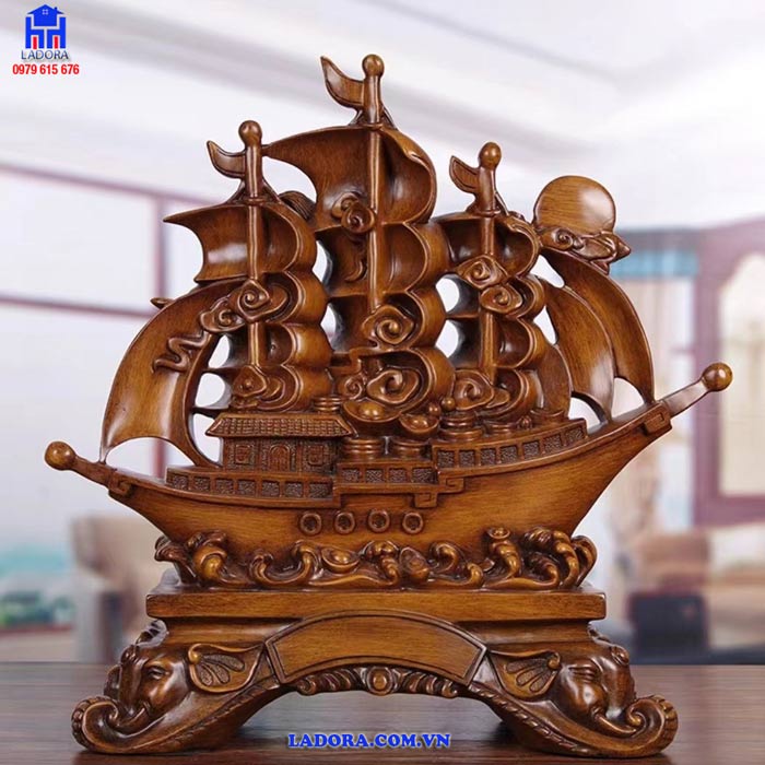 Mặt sau của chiếc thuyền gỗ