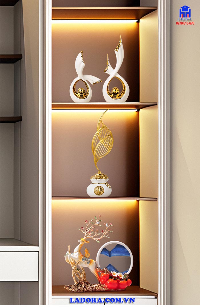Bố trí đồ decor trên kệ tủ phòng khách