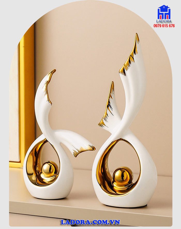 Tượng đôi cánh chim bay trang trí phòng làm việc