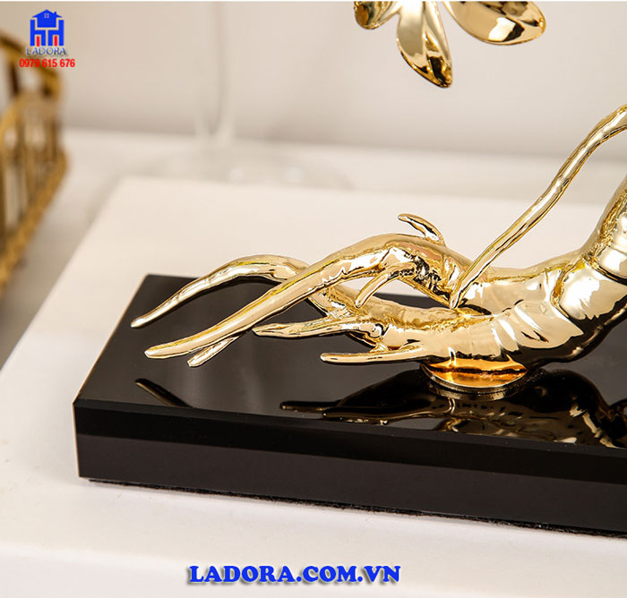 Đế được làm từ đá cẩm thạch tự nhiên