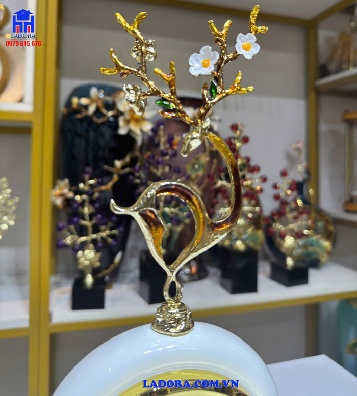 Hươu vàng nghệ thuật trên đỉnh đồng hồ mang ý nghĩa tốt đẹp