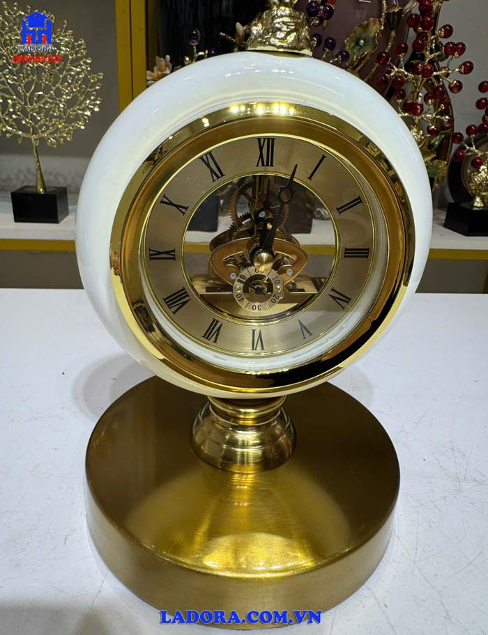 Vẻ đẹp tinh xảo trên mặt đồng hồ để bàn