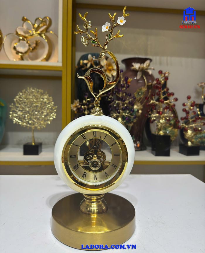 Đồng hồ để bàn hươu tài lộc màu trắng đẹp và thanh lịch tại Ladora Shop