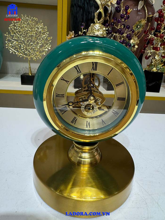 Vẻ đẹp tinh xảo trên mặt đồng hồ để bàn