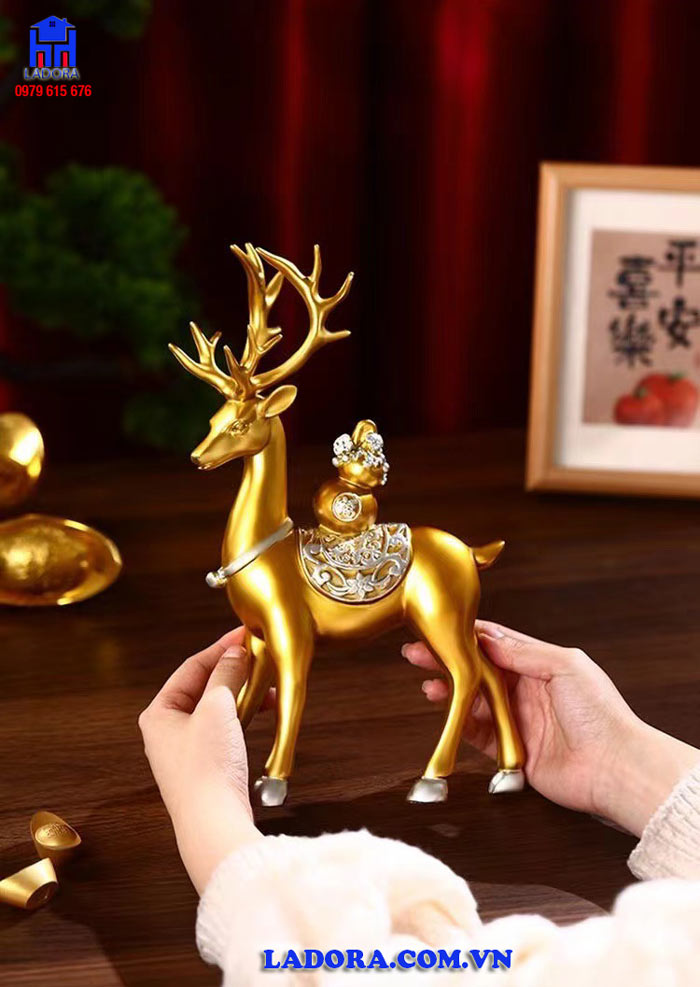 Tượng hươu trang trí phòng làm việc
