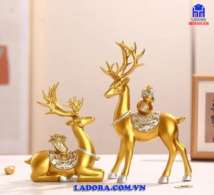 Trên lưng đôi hươu là một chiếc bắp cải và hồ lô may mắn