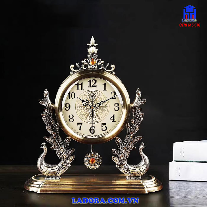 Đồng hồ chim công được trưng bày ở kệ tivi phòng khách, kệ phòng làm việc hay bàn làm việc