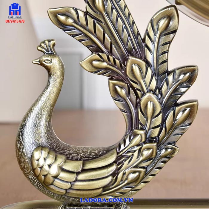 Con chim công được khắc họa tinh xảo