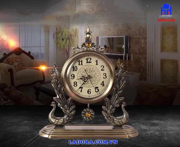 Đồng hồ để bàn chim công với vẻ đẹp sang trọng và độc đáo tại Ladora Shop